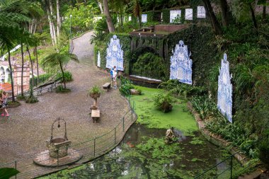 FUNCHAL, PORTUGAL - 24 Ağustos 2021: Bu Monte Tropikal Parkı 'ndaki sokakları süsleyen yapay bir gölet ve eski seramik paneller.