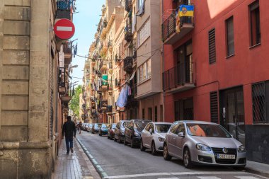 BARCELONA, İspanya - 17 Mayıs 2017: Bu Barceloneta ilçesinin yerleşim sokaklarından biri.