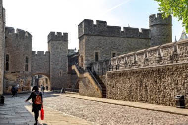 LONDON, GREAT BRITAIN - 16 Mayıs 2014: Burası Londra Kulesi 'nin girişi St Thomas' s ve Wakefield 's Towers ile birlikte.
