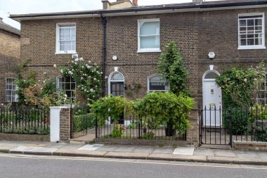 LONDON, GREAT BRITAIN - 18 Eylül 2014: Bu Hammersmith ilçesindeki yerleşim alanlarından tipik girişlere sahip mimari bir parça.