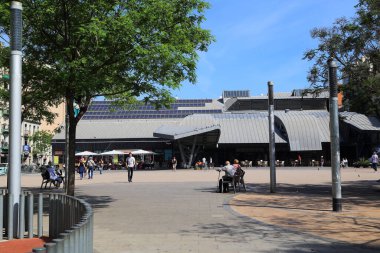 BARCELONA, İspanya - 17 Mayıs 2017: Bu Barceloneta bölgesindeki Bosca Meydanı 'nda kapalı bir pazar.