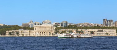 İSTANBUL, TURKEY - 12 Eylül 2017: Bir eğlence gemisi Dolmabahce Sarayı 'ndan geçerek Boğaz boyunca ilerliyor.