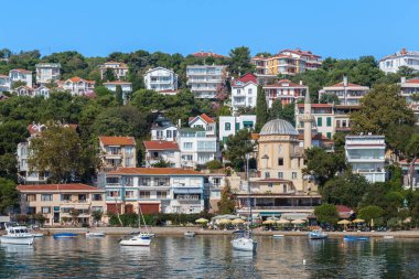 BURGAZADA ADASI, TURKEY - 15 Eylül 2017: Bu Marmara Denizi 'ndeki bir tatil adasının setinin denizden görünüşü.