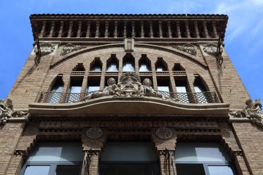 BARCELONA, SPAIN - 17 Mayıs 2017: Bu Barceloneta bölgesindeki La Fraternidad Halk Kütüphanesi 'nin Art Nouveau binasının ön cephesinin bir parçası..