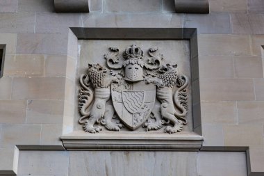 SCHWANGAU, GERMANY - 23 Mayıs 2024: Bu Bavyera Kralı II. Ludwig 'in ünlü romantik kalesi olan Neuschwanstein Şatosu' nun (19. yüzyıl) kapısındaki Bavyera Krallığı 'nın arması ile rahatlatıcı bir şey.).