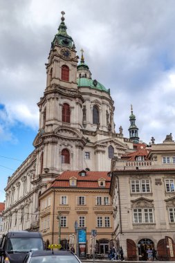 PRAG, CZECH - 26 Ekim 2023 Mala Strana bölgesindeki St. Nicholas Kilisesi 'nin çan kulesi..