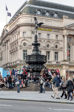LONDON, GREAT BRITAIN - 9 Mayıs 2014: Tanımlanamayan insanlar geleneksel olarak Piccadilly Sirki 'ndeki Shaftesbury Çeşmesi' nde toplanırlar..