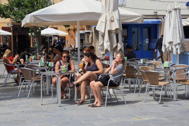 BARCELONA, İspanya - 17 Mayıs 2017: Kimliği belirsiz insanlar Barceloneta bölgesindeki bir sokak kafesinde dinleniyor.