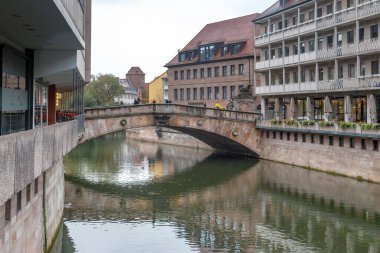 NUREMBERG, ALMANY - 27 Ekim 2023: Pegnitz Nehri üzerindeki Kasap Köprüsü manzarası.