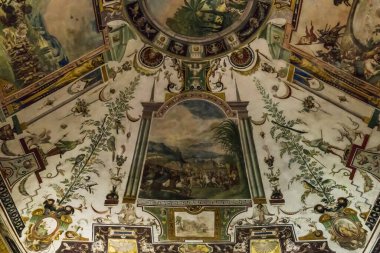 FLORENCE, ITALY - 18 Eylül 2018: Bu Uffizi Galerisi 'nin salonlarından birinin boyalı tavanının bir parçası.