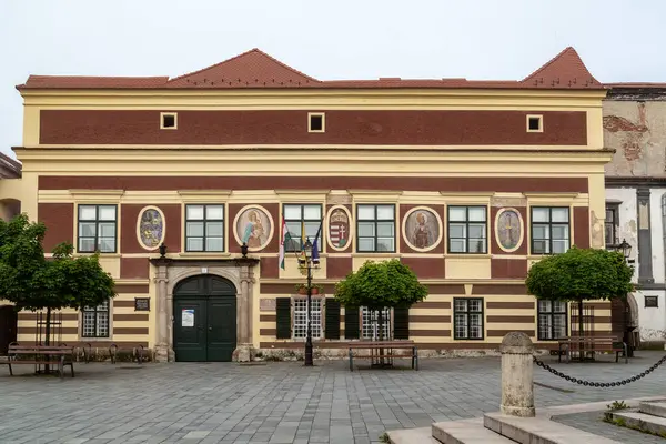 KOSZEG, HUNGARY - 18 Mayıs 2024: Jurisiç Meydanı 'ndaki Eski Belediye Binası.