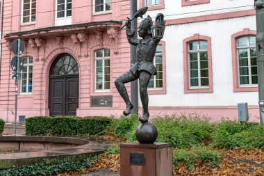MAINZ, ALMANY - 2 Kasım 2023: bu Schiller Meydanı üzerinde bir Fener ile Palyaço heykeli.