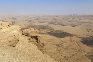 Bu erosional kraterin kenarını 300 metre yükseklikten Negev Çölü (İsrail) Ramon görülmektedir.