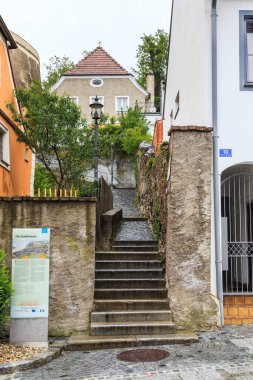 MELK, AUSTRIA - 12 Mayıs 2019: Bu yağmur altındaki eski şehrin sokaklarından biri.
