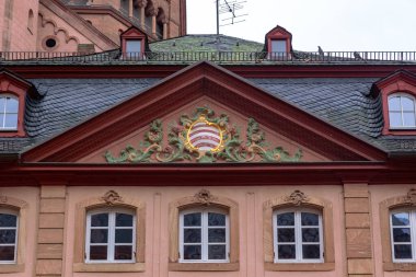 MAINZ, ALMANY - 2 Kasım 2023: Bu, Pazar Meydanı 'nda aile amblemi olan eski bir evin soyu..