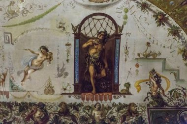 FLORENCE, ITALY - 18 Eylül 2018: Bu Uffizi Galerisi 'nin salonlarından birinin boyalı tavanının bir parçası.