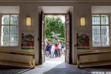SALZBURG, AUSTRIA - 22 Mayıs 2024: Bunlar Mirabell Sarayı 'nın girişinde turnede olan kimliği belirsiz turistler..