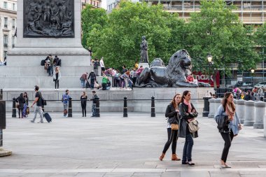LONDON, GREAT BRITAIN - 15 Mayıs 2014: Bunlar, akşam saatlerinde Trafalgar Meydanı 'ndaki Nelson Plinth' te toplanan kimliği belirsiz genç sakinler..