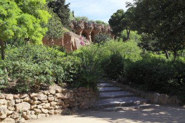 BARCELONA, İspanya - 13 Mayıs 2017: Bu Park Guell 'de alışılmadık bir viyadük tasarımı (mimar Antoni Gaudi).