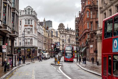 LONDON, GREAT BRIREIN - 10 Mayıs 2014: Bu Shaftesbury Bulvarı manzarası, Batı Yakası Tiyatro Bölgesi 'nin kalbi.