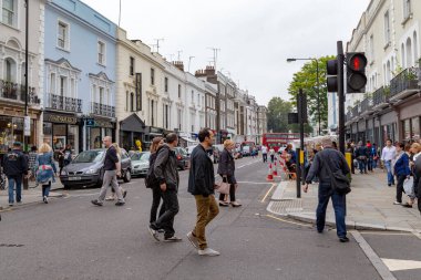 LONDON, GREAT BRITAIN - 20 EYLÜL 2014: Pazar günü Notting Hill 'deki hareketli bölge.
