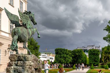 SALZBURG, AUSTRIA - 25 Mayıs 2024: Bu Mirabell Park 'taki Pegasus Çeşmesi' nden Hohensalzburg Şatosu 'nun manzarası. 
