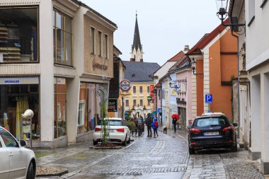 MELK, AUSTRIA - 12 Mayıs 2019: Bu ilkbahar yağmurunda eski şehrin merkez sokaklarından biri.