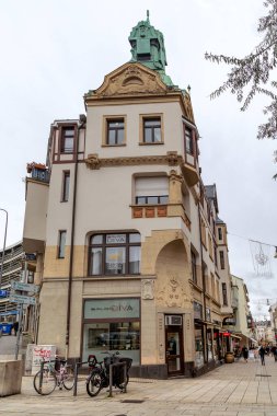 WIESBADEN, GERMANY - 2 Kasım 2023: Bu, şehir merkezinin sokaklarının gelişimindeki Art Nouveau (Jugendstil) evlerinden biridir..