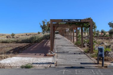 GOBEKLI TEPE, TURKEY - 8 Ekim 2020: Bu, antik bir medeniyetin arkeolojik kazılarıyla tepeye yapılan keşif mekiklerinin geçidi.