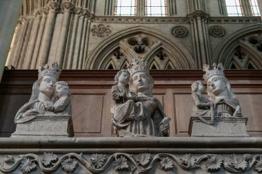 BAYEUX, FRANCE - 2 EYLÜL 2019: Bunlar İsa 'nın çocuğuyla Bakire Meryem' in antik büstleri, Katedral korosunda sergilenmektedir..