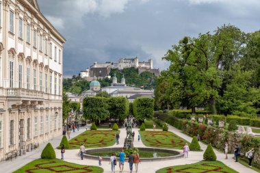 SALZBURG, AUSTRIA - 25 Mayıs 2024: Bu Mirabell Park 'tan Hohensalzburg Kalesi manzarası.