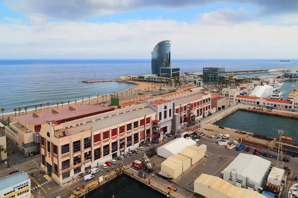 BARCELONA, SPAIN - 11 Mayıs 2017: Bu Eski Liman bölgesinin modern binalarının havadan görünüşü.