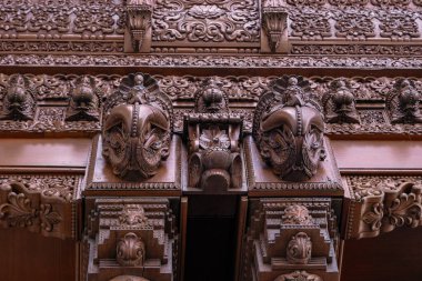 LONDON, GREAT BRITAIN - 21 EYLÜL 2014: Bu Shri Swaminarayan Mandir tapınağının içine oyulmuş ahşap bir parça.