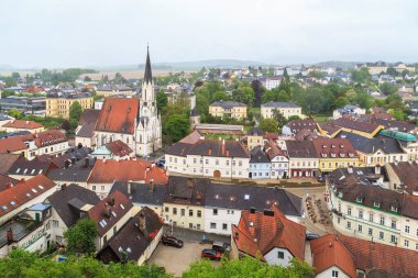 MELK, AUSTRIA - 12 Mayıs 2019: Bu yağmurlu bir bahar gününde eski kasabanın bir manzarası.