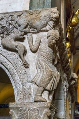 MILAN, ITALY - 17 Mayıs 2018: Bu San Ambrogio Bazilikası 11. yüzyıl mermer kürsünün bir parçası.