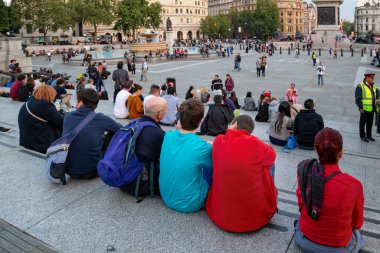 LONDON, GREAT BRITAIN - 15 Mayıs 2014: Trafalgar Meydanı 'ndaki Ulusal Galeri' nin basamaklarında toplanan meçhul sakinler.