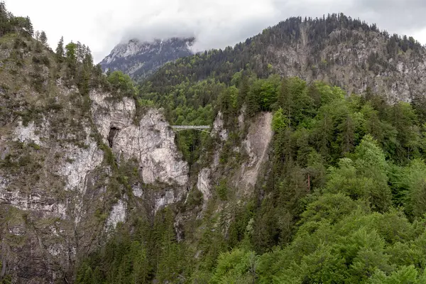 SCHWANGAU, GERMANY - 23 Mayıs 2024 Bu Pellat Geçidi üzerindeki Maria Köprüsü 'nün görüntüsü.