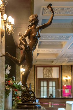BADEN-BADEN, GERMANY - 28 Ekim 2024: Kurhaus salonunun iç kısmında Bolluk Boynuzu olan bir Fortuna heykeli.