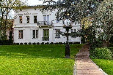 BADEN-BADEN, GERMANY - 28 Ekim 2024: Bu Oos Nehri seti boyunca bulunan lüks binalardan biri.