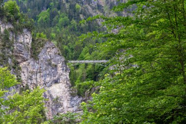 SCHWANGAU, GERMANY - 23 Mayıs 2024 Bu Pellat Geçidi üzerindeki Maria Köprüsü 'nün görüntüsü.