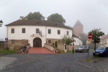 KOSZEG, HUNGARY - 18 Mayıs 2024: Bu, Jurisic Kalesi 'nin sabah sisindeki barbikani.