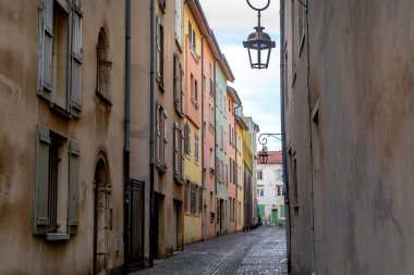 NANCY, FRANCE - 1 Kasım 2023: Bu eski şehrin dar antik sokaklarından biridir.
