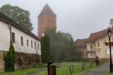KOSZEG, HUNGARY - 18 Mayıs 2024: Bunlar barbikanın duvarları ve Jurisic kalesinin sabah sisindeki kuleleri.