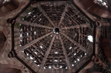 BREISGAU 'DA FREIBURG, ALMANY - 28 Ekim 2023: Bu Gotik katedralin içeriden dantelli kulesinin görüntüsü.