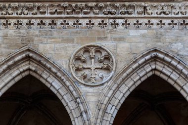 BAYEUX, FRAMCE - 2 Eylül 2019: Bu Gotik Katedral 'in yan girişinin ön cephesinin bir parçası.