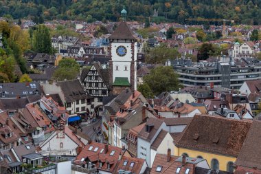 BREISGAU, ALMANY FREIBURG - 28 Ekim 2023: bu Swabian Kapı Kulesi 'nin hava görüntüsü.
