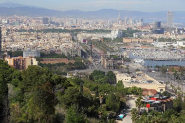 BARCELONA, İspanya - 13 Mayıs 2017: Bu Montjuic 'ten deniz kenarı kentsel alanının panoramik bir görüntüsü.