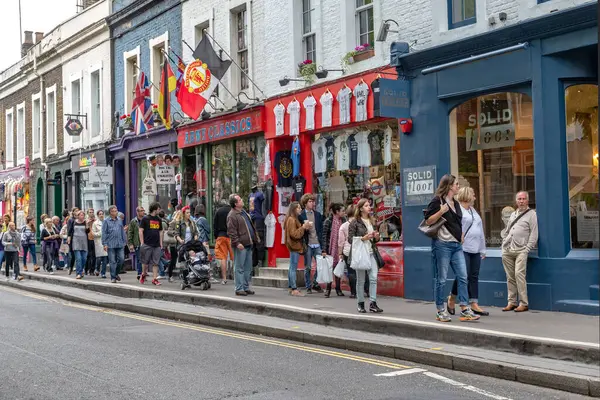 LONDON, GREAT BRITAIN - 20 EYLÜL 2014: Pazar günü Notting Hill 'deki hareketli bölge.