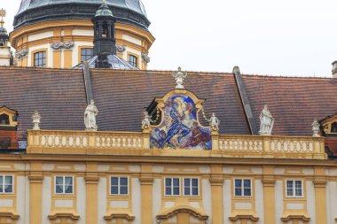 MELK, AUSTRIA - 12 Mayıs 2019: Bu, üzerinde modern bir freski olan eski Barok manastırı binalarından birinin bir parçası.
