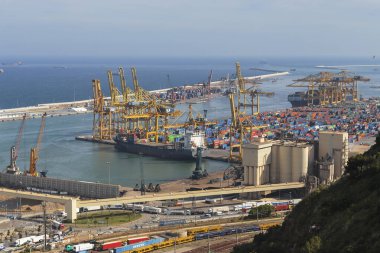 Barcelona, İspanya - 11 Mayıs 2017: En büyük kargo İspanya Limanı Akdeniz'de bu.